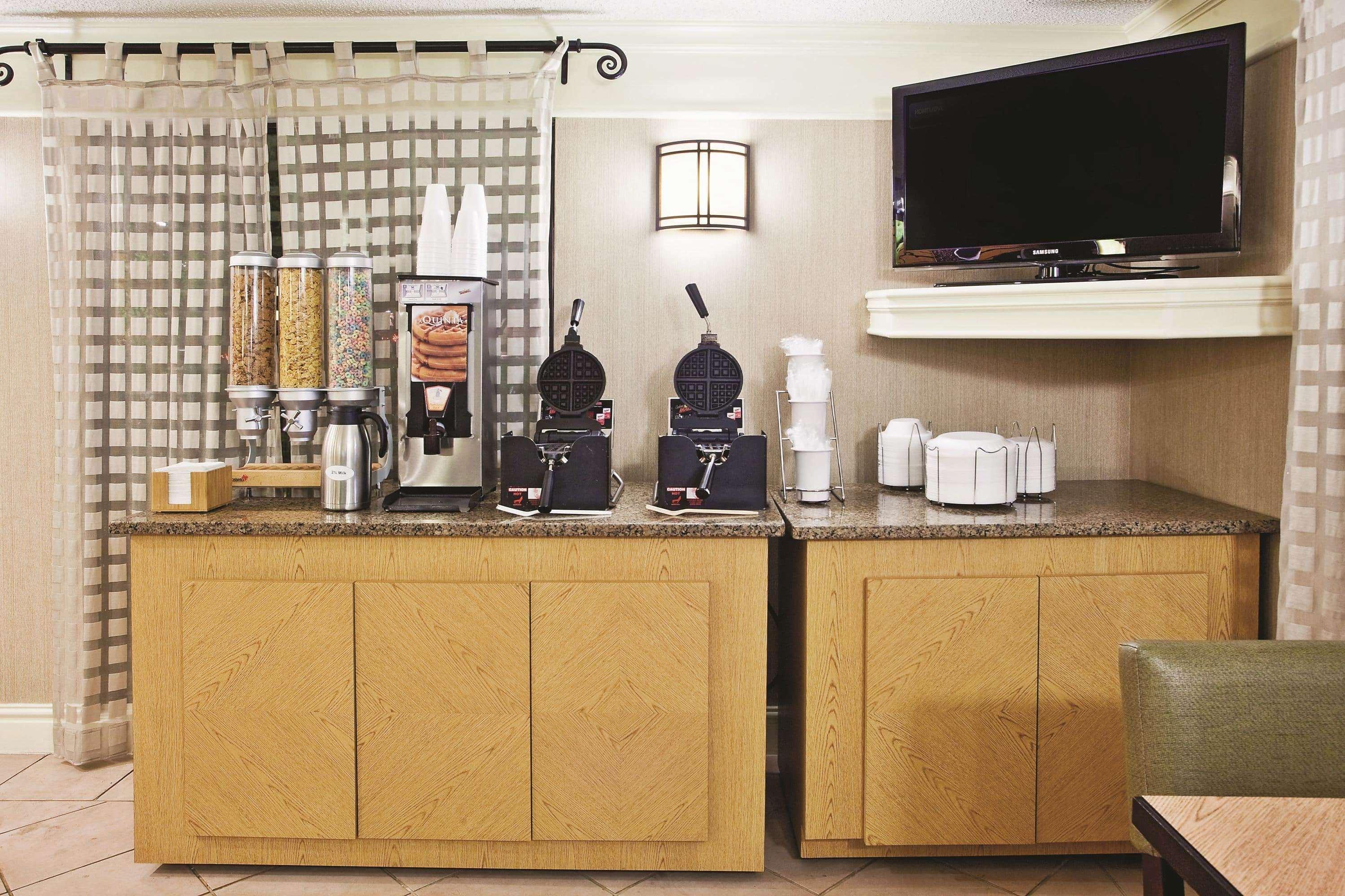 Howard Johnson By Wyndham Columbus Fort Moore Экстерьер фото