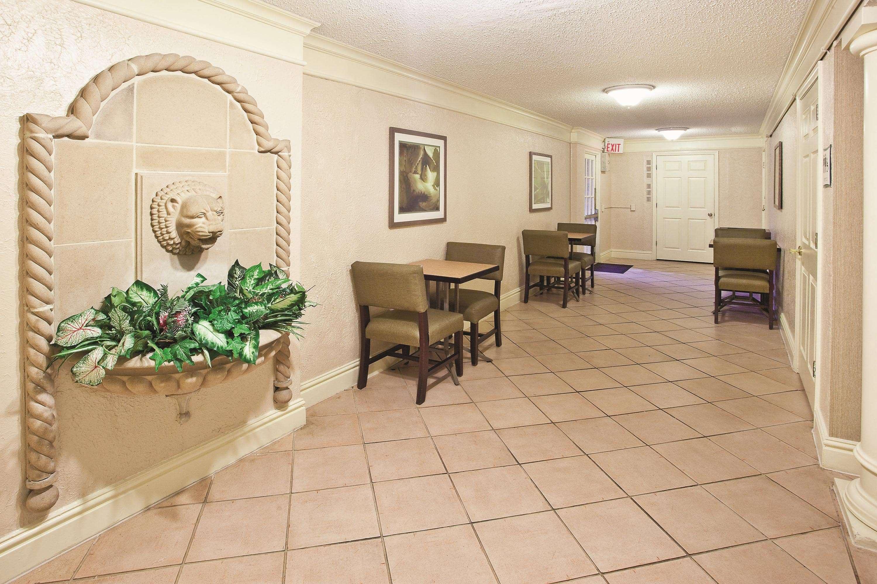 Howard Johnson By Wyndham Columbus Fort Moore Экстерьер фото