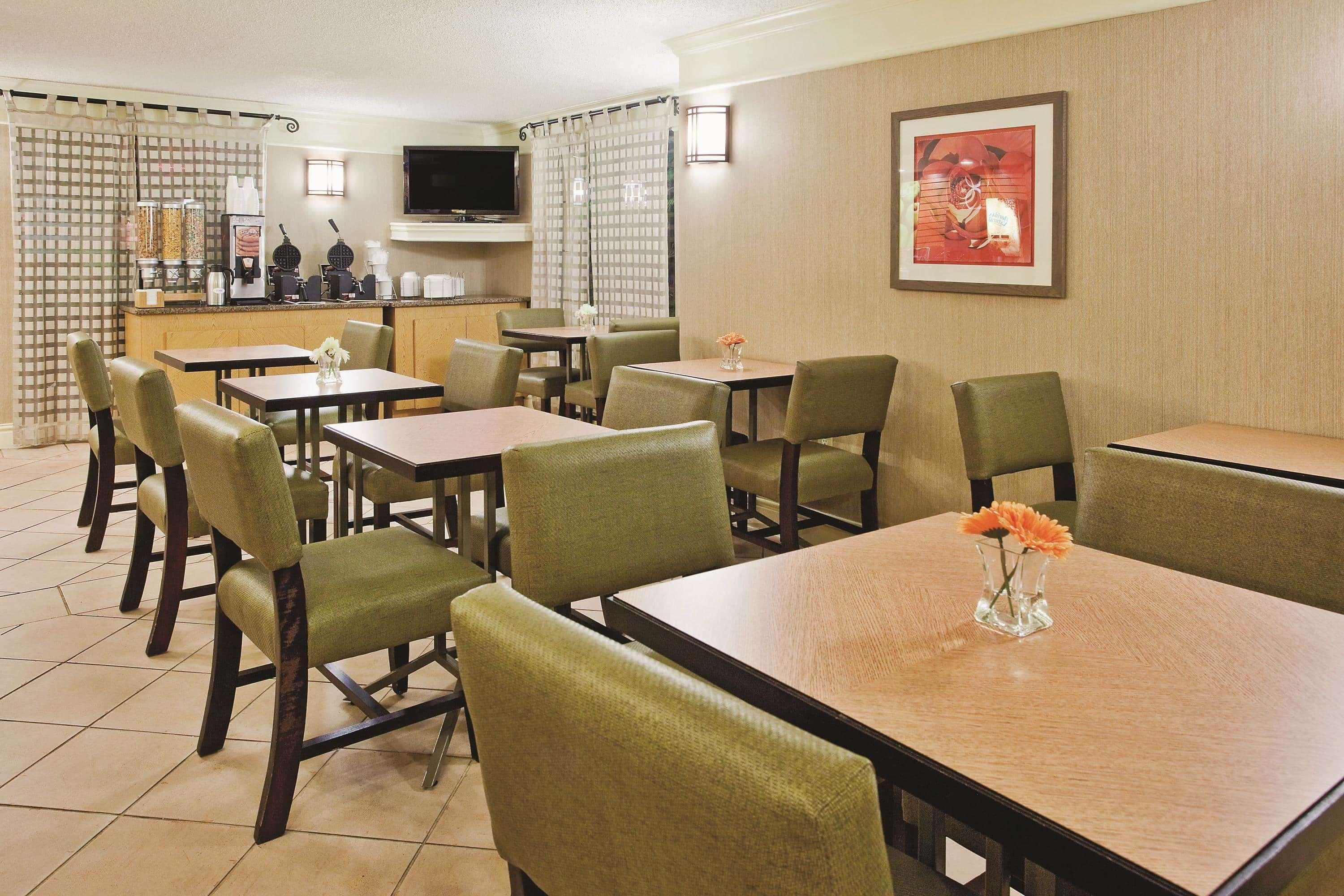 Howard Johnson By Wyndham Columbus Fort Moore Экстерьер фото