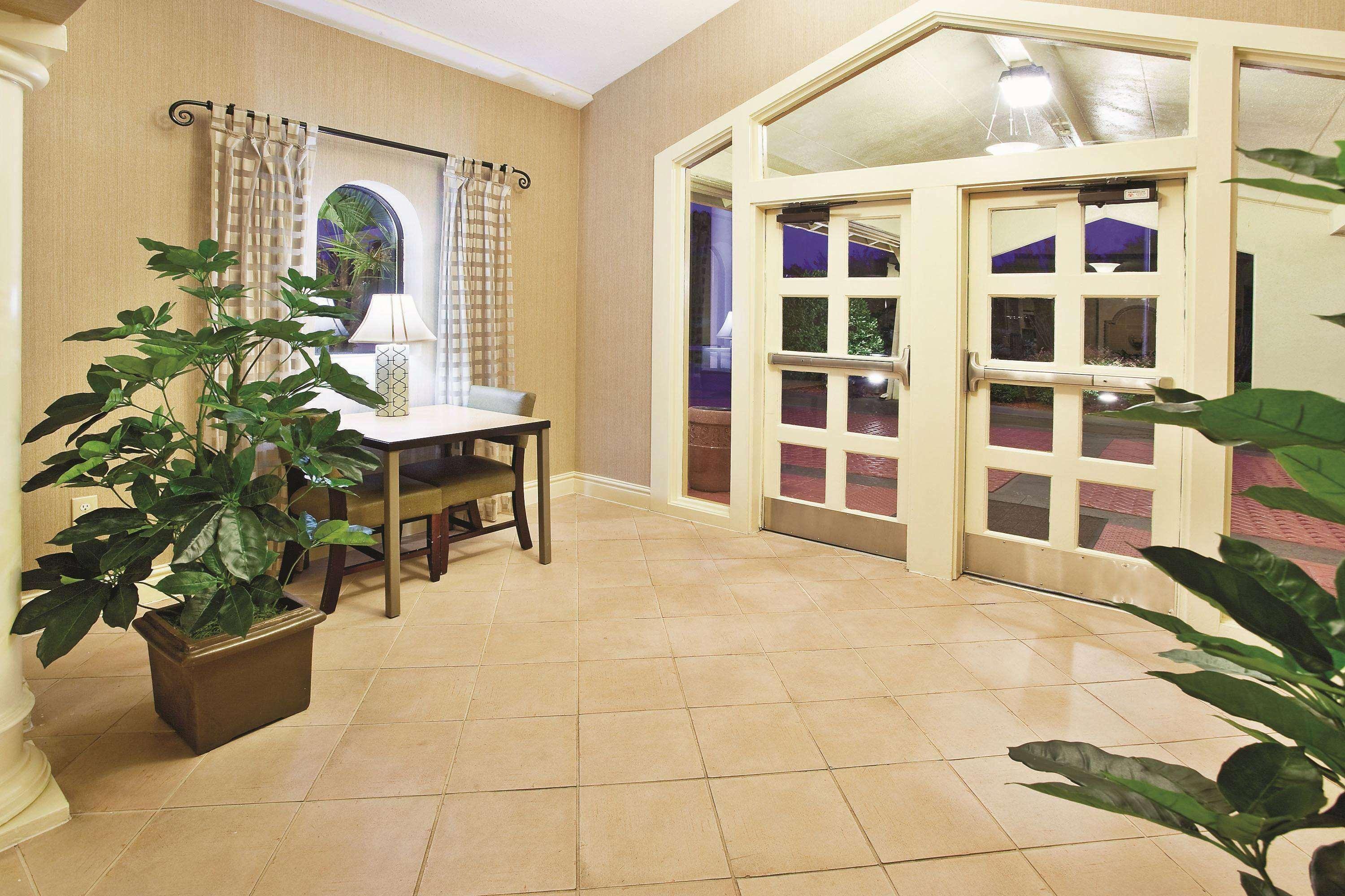 Howard Johnson By Wyndham Columbus Fort Moore Экстерьер фото